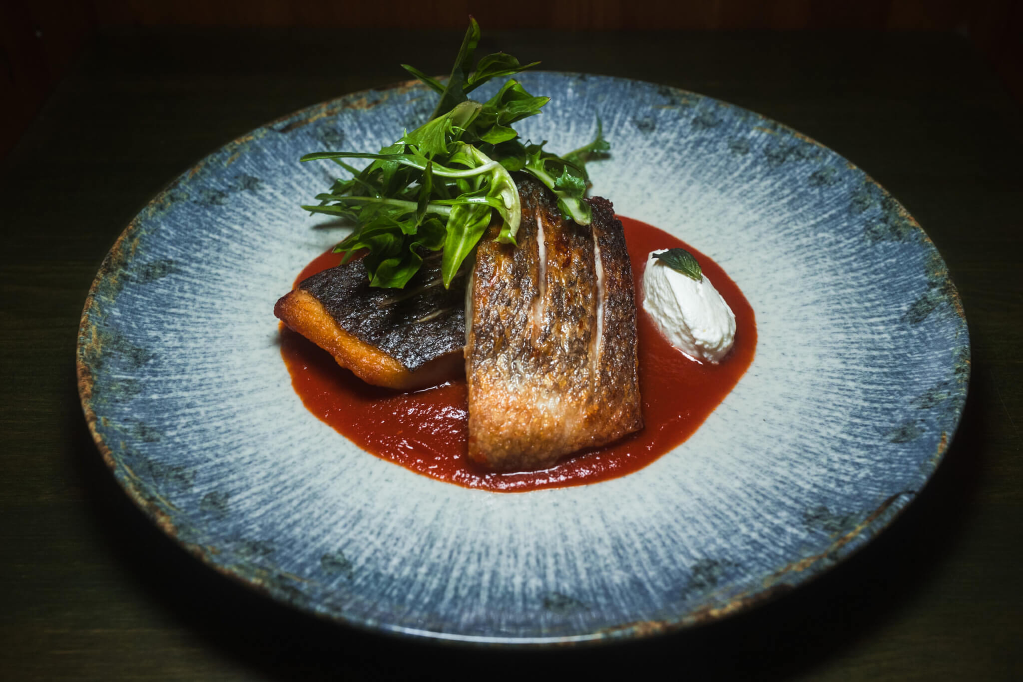 Branzino arrosto con sughetto di pesce e insalata di finocchio
