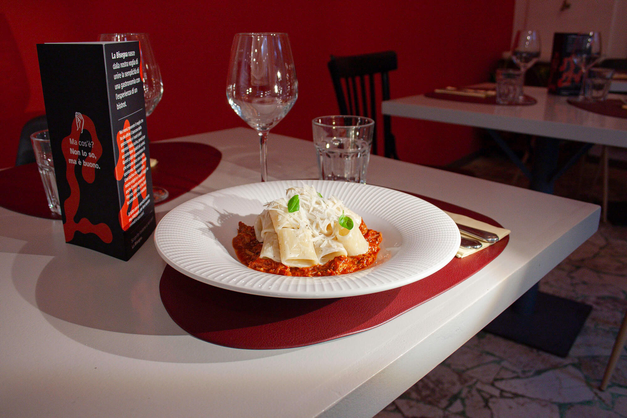 Mezze maniche cacio e pepe su ragù napoletano