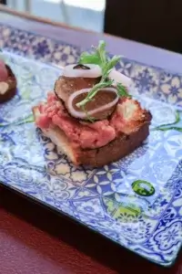 Bisegnini - Tartare di manzo alla senape, tartufo nero estivo, nocciole e cipollotto marinato