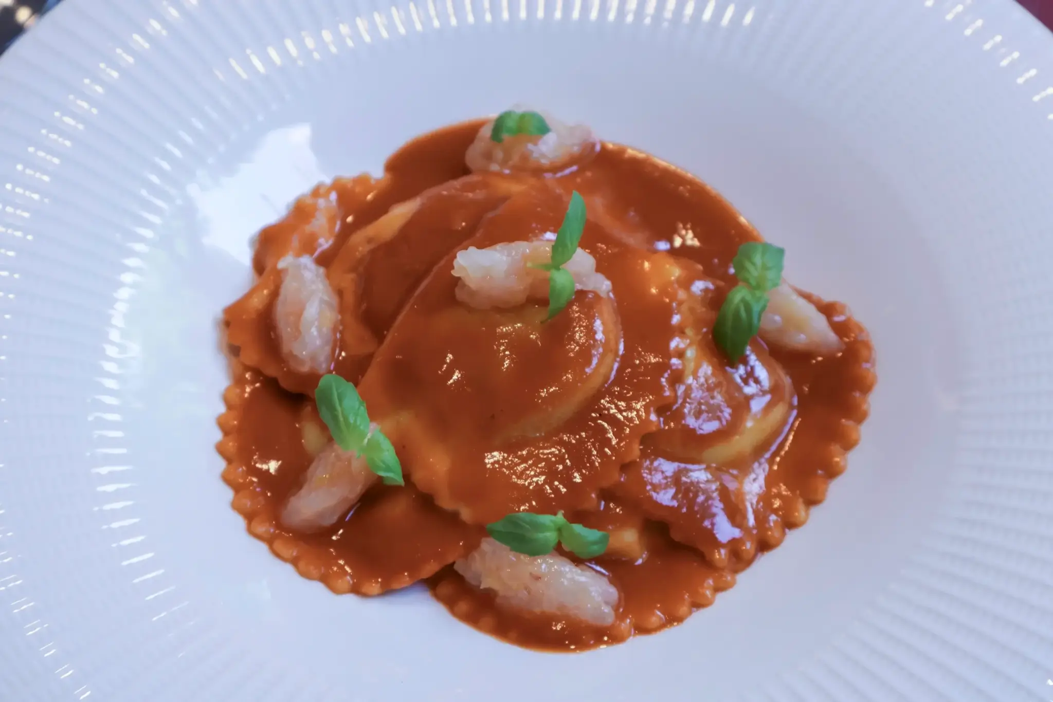 Principali - Ravioli artigianali di patate, bisque e tartare di gambero rosa