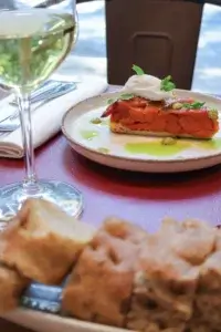 Bisegnini - Tarte Tatin di carote con zenzero, limone e caprino